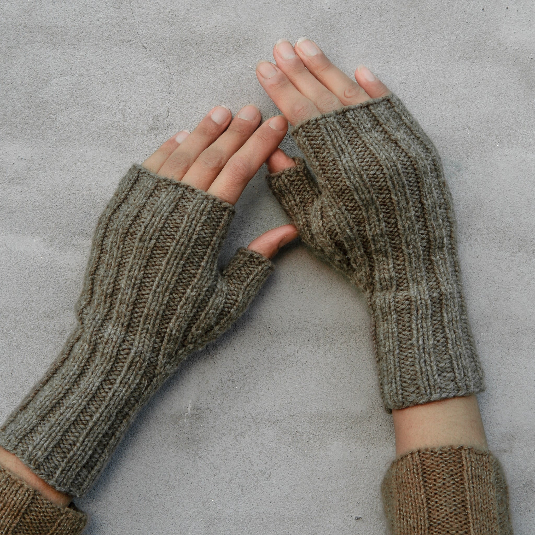 Strickpaket Fingerlose Handschuhe Nuuk (weiß oder grau)