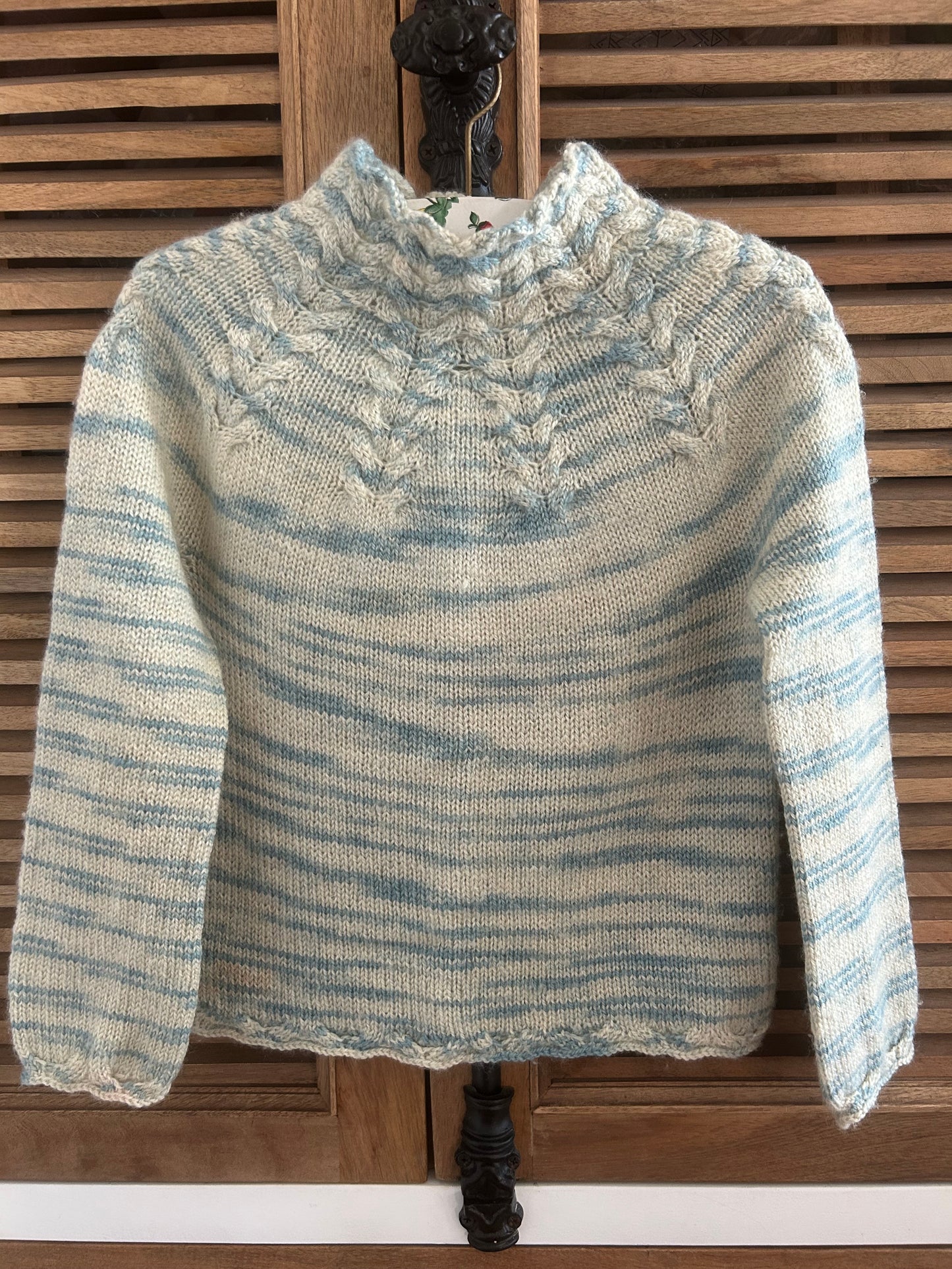 Kinderpullover mit Zöpfen aus handgefärbter Wolle - 4-6 Jahre