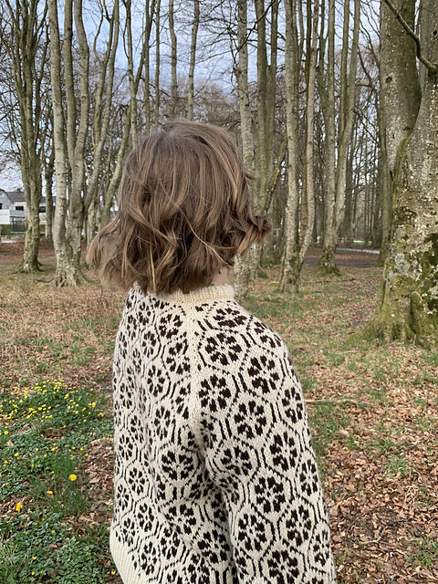 Lilly Sweater - Strickanleitung von Sjøllaget