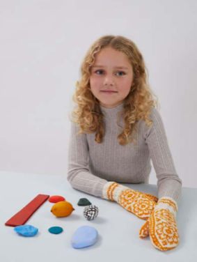 Fäustlinge mit Orangenrosen - Strickanleitung von Rauma Garn