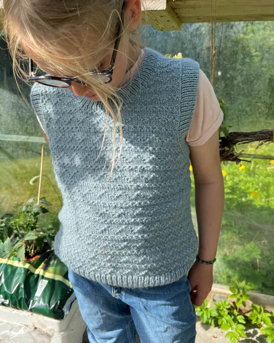 Sille Slipover Junior - Strickanleitung von PetiteKnit