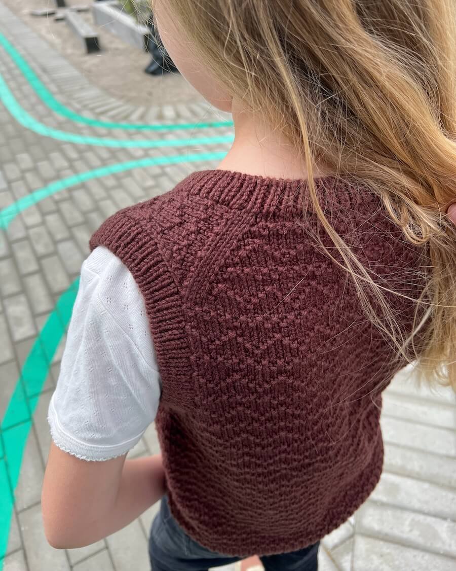 Sille Slipover Junior - Strickanleitung von PetiteKnit