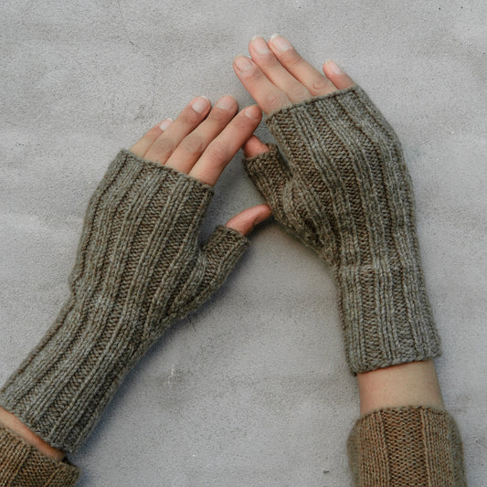 Strickpaket Fingerlose Handschuhe Nuuk (weiß oder grau) - Knitting for Olive