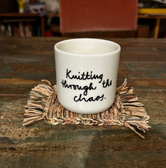 Porzellanbecher “Knitting through the chaos” - MINUK