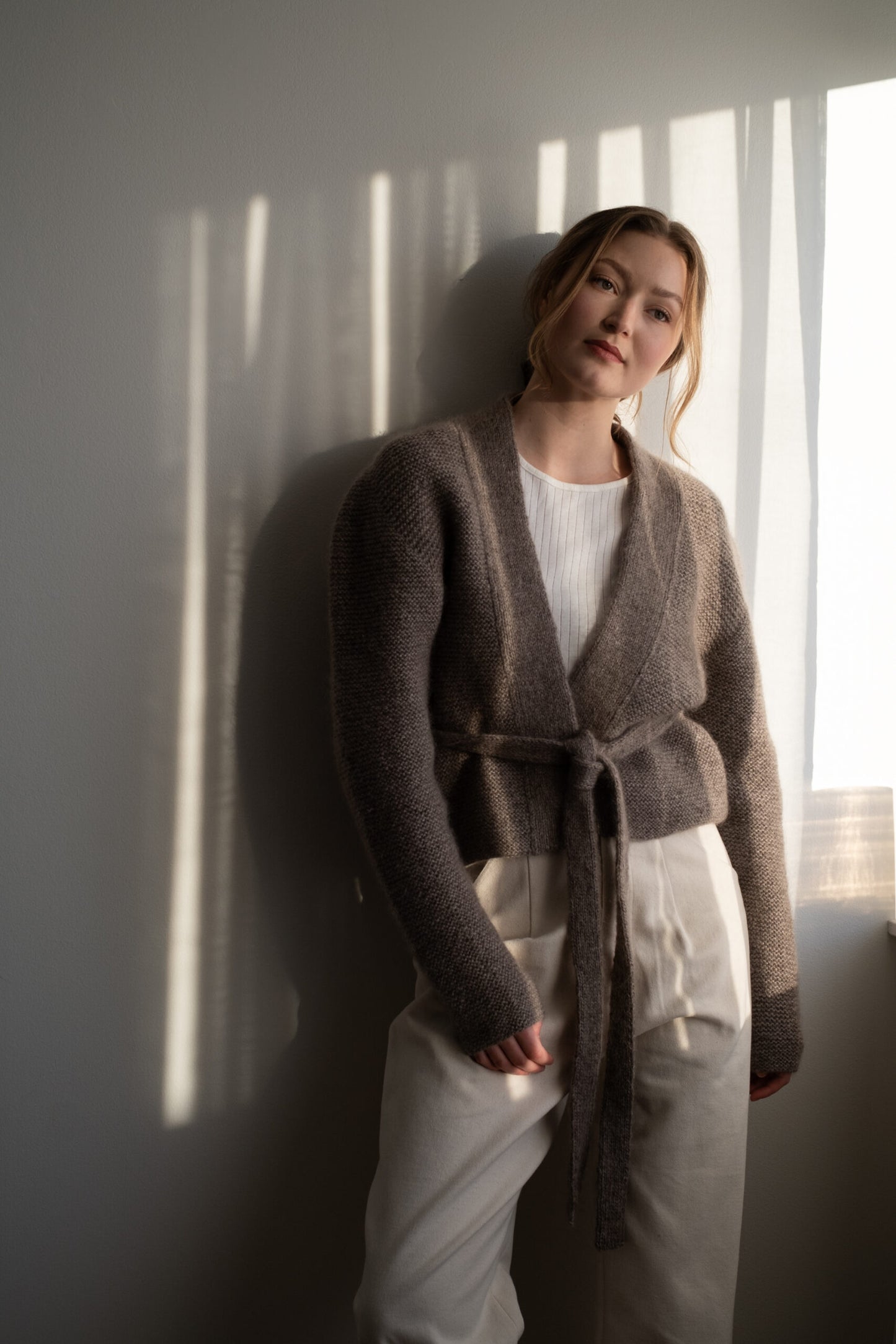 Cardigan Minimalisme no. 5 (Englisch) - Strickanleitung von Augustins/Hillesvåg