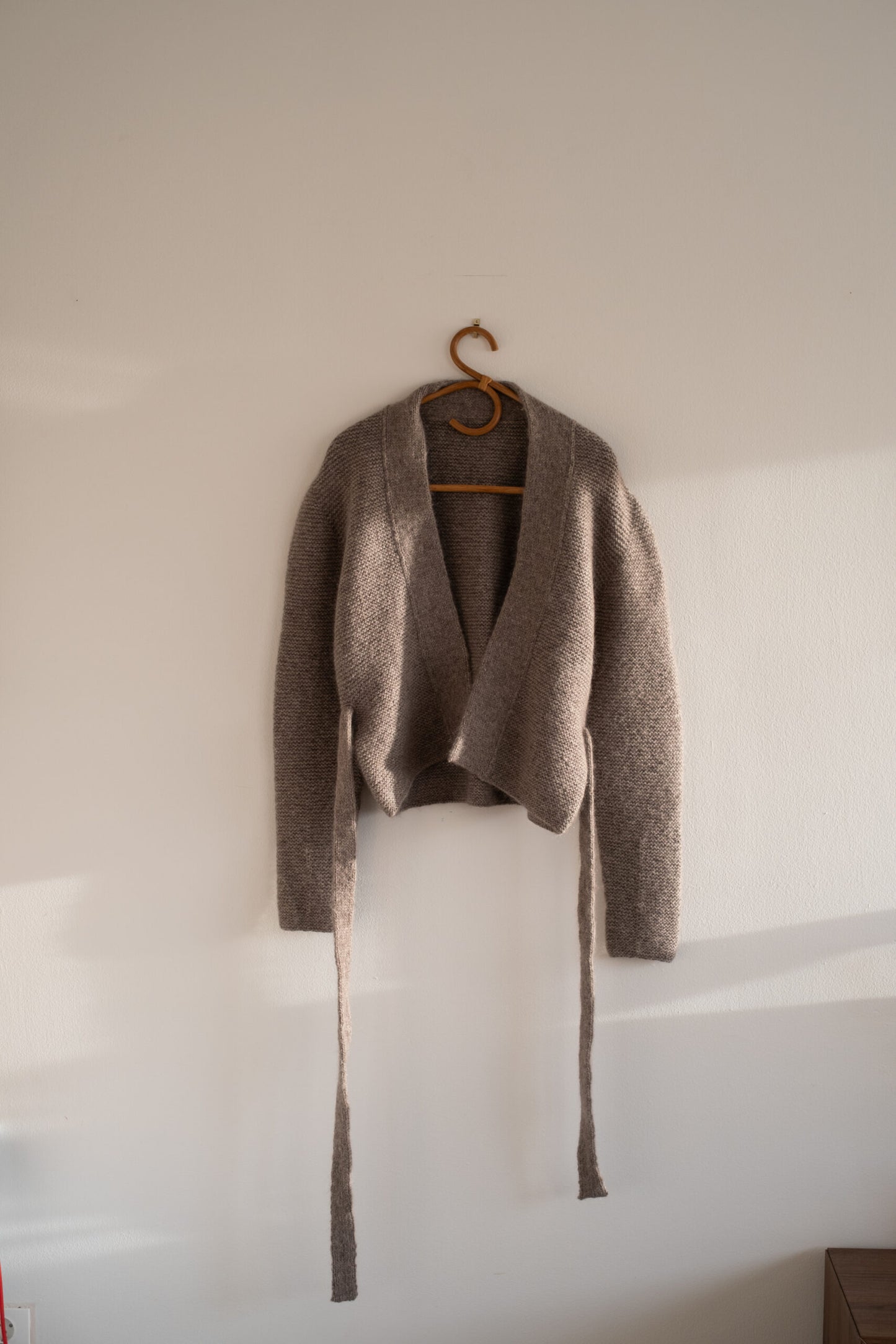 Cardigan Minimalisme no. 5 (Englisch) - Strickanleitung von Augustins/Hillesvåg