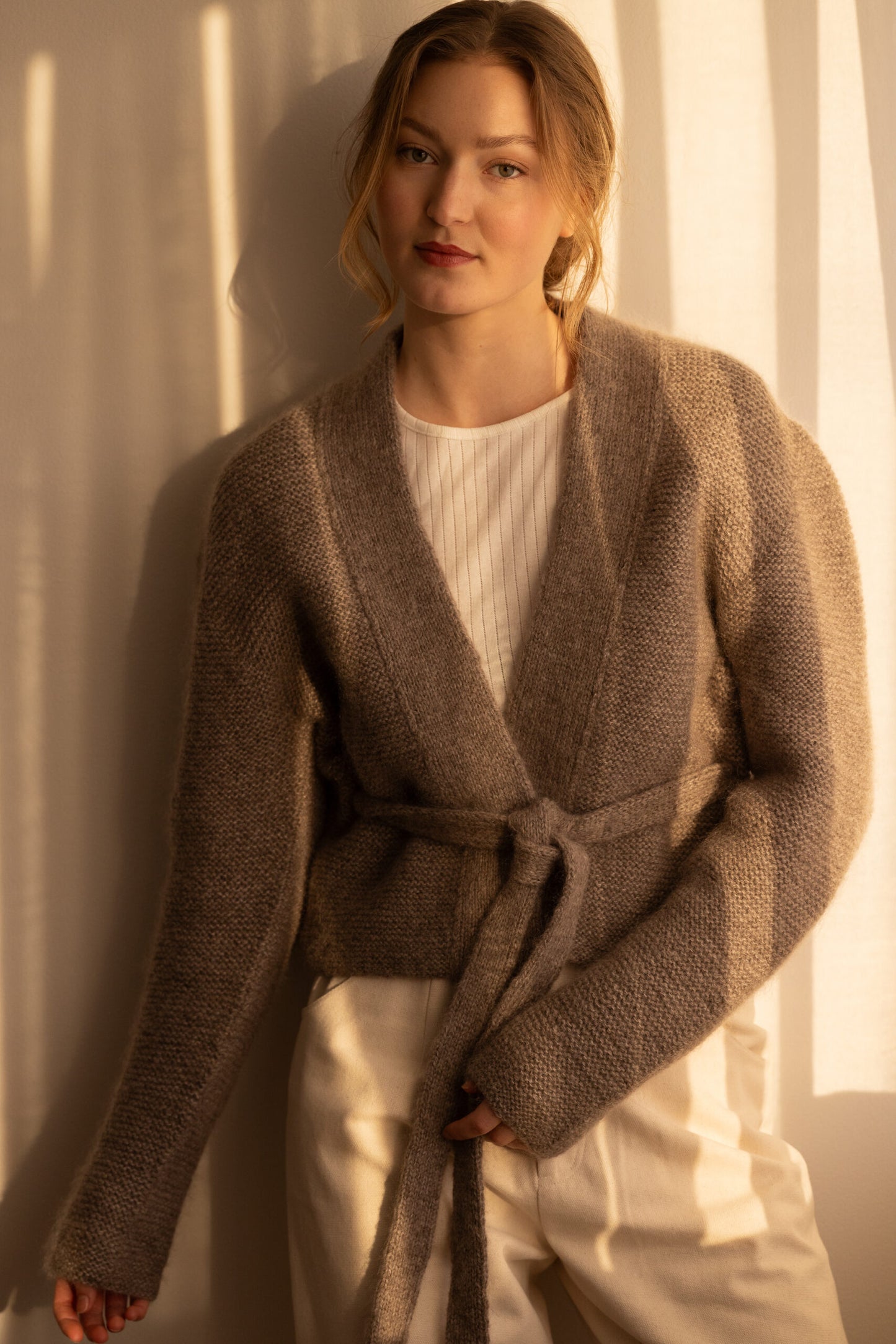 Cardigan Minimalisme no. 5 (Englisch) - Strickanleitung von Augustins/Hillesvåg