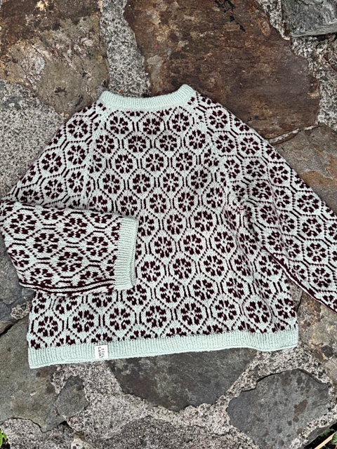 Lilly Sweater - Strickanleitung von Sjøllaget
