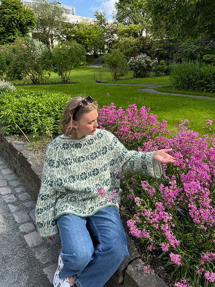 Light Lilly Sweater (de/en) - Strickanleitung von Sjøllaget