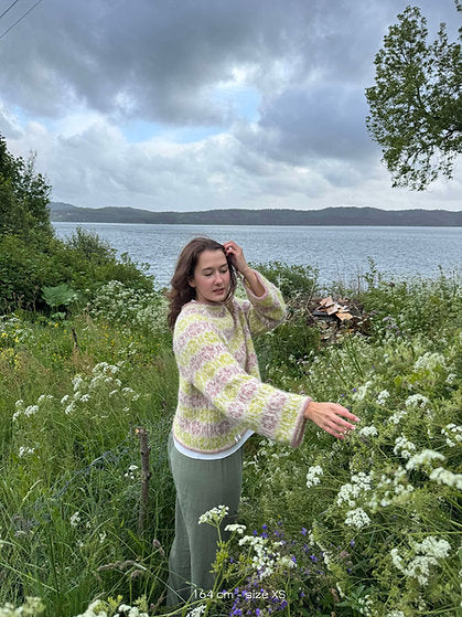 Strickpaket Light Lilly Sweater (Natur/Grün/Rosa) - Sjøllaget